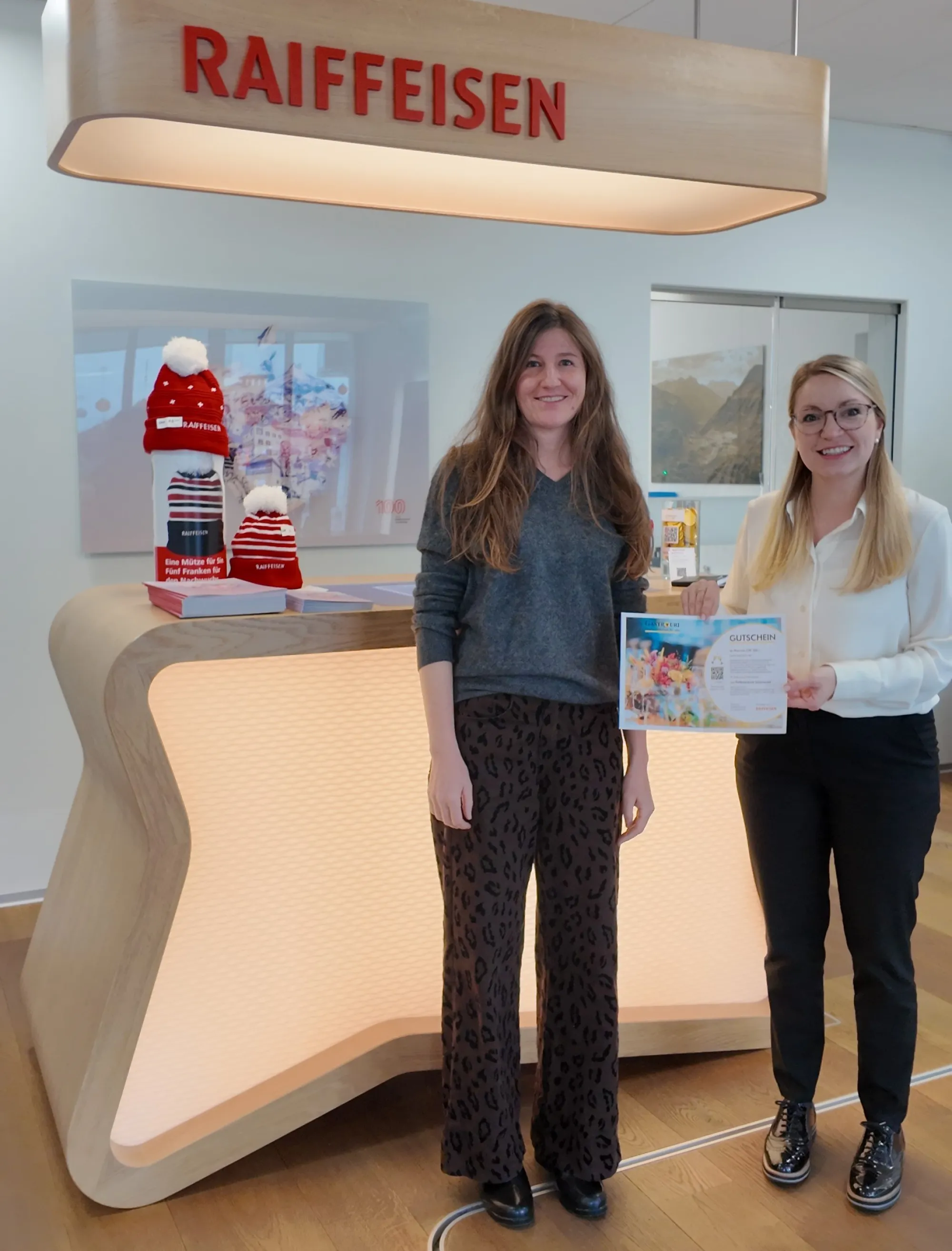 Foto Preisuebergabe Gewinnerin Schaetzfrage Adventsmarkt 4 1